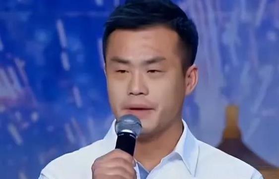 2000年，一位20岁的犯人在狱中爱上了女教官，向她大胆表白后，女教官塞给他一张