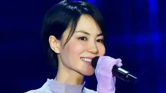 打美容针？这次，55岁的王菲，把姐弟恋的不堪，体现得淋漓尽致