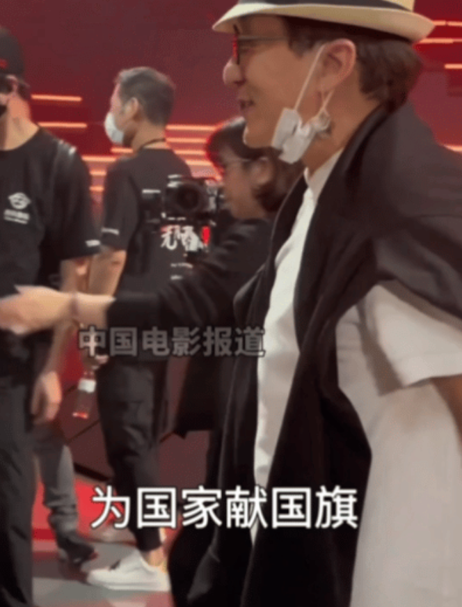 成龙回国状态真好，腰也直了背也挺了，头发都变黑了，手臂还有肌肉！连成龙这要这么崇
