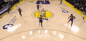 今勇士跟湖人这比赛，库里可着实郁闷了一把。比赛刚到第一节，库里看准个空当，开启快