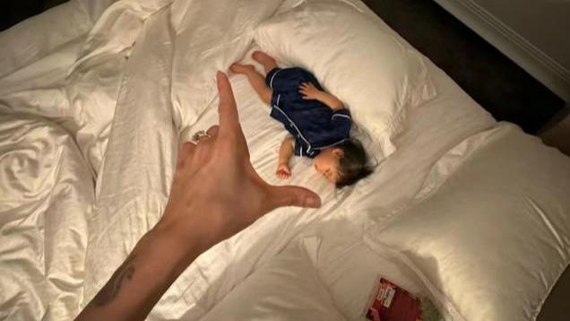 程晓玥晒悉尼之旅，与女儿在婆家私人泳池玩耍，辣妈萌宝超养眼