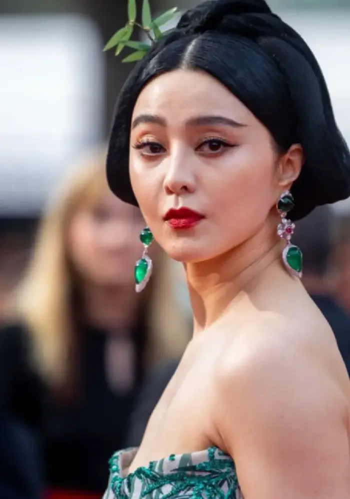 外媒镜头下的范冰冰，被内娱抛弃的女人。 一如被皇帝打进冷宫的女人，浓妆艳抹满头叉