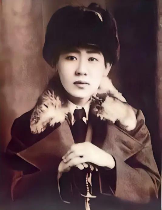 1945年，川岛芳子落入军统手里，任凭军统用尽各种刑罚，她都不开口，直到，戴笠拿