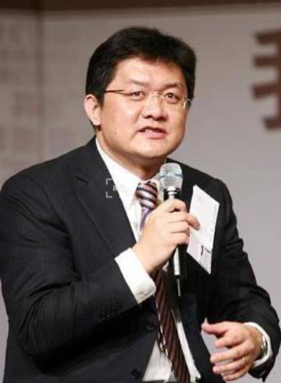 2007年，央视主持人张斌，正在直播奥运新闻发布会时，他的妻子突然冲上台，拿起话