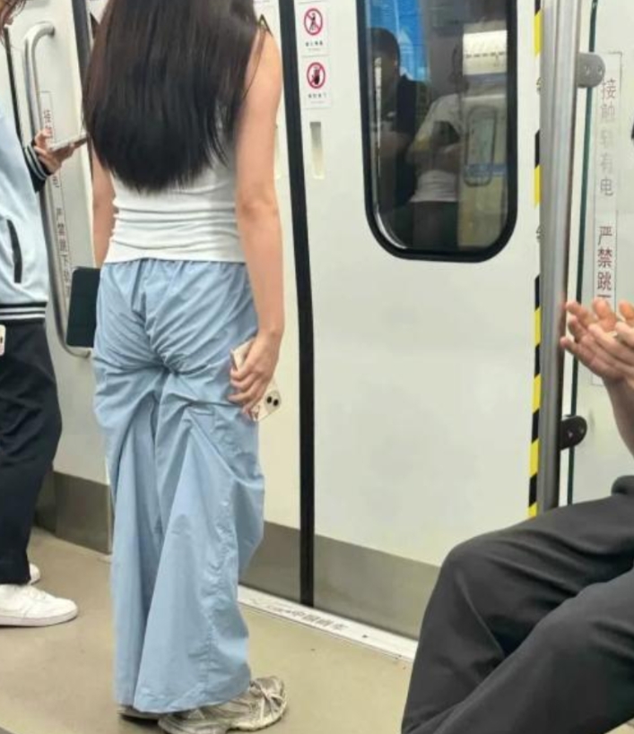 地铁上的一幕，强迫症的我好想帮我扯出来