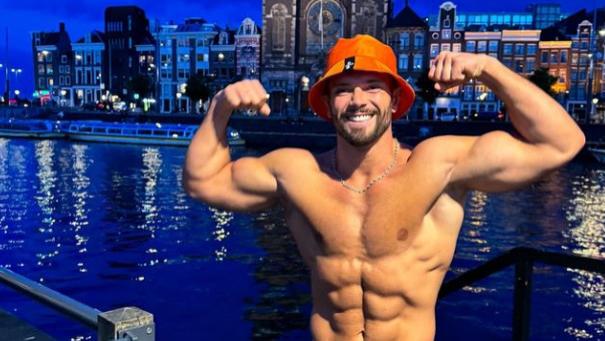 国外肌肉壮汉，蝙蝠背+不对称腹肌，手臂如大力水手