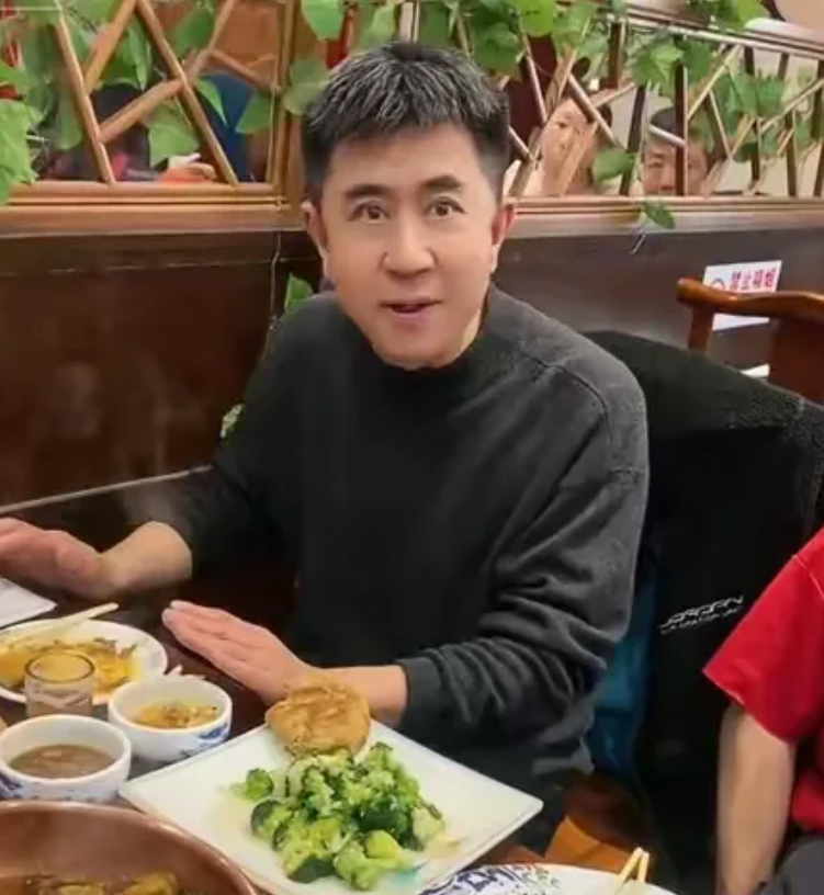 郭凯敏带着儿子在小饭馆吃饭，和老板面亲切交谈，没有丝毫明星架子。
帅哥虽然老了，