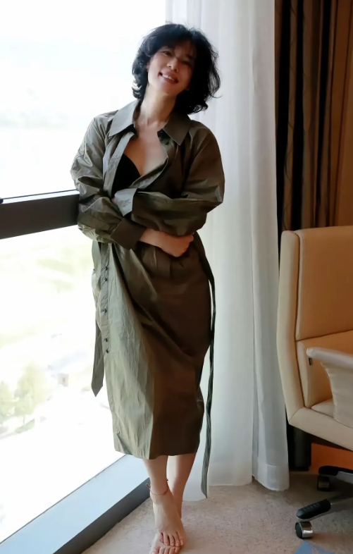 她是内地著名的影视女演员，毕业于北京电影学院，04年凭借电影《惊蛰》夺得中国电影