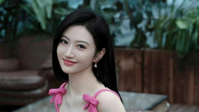 景甜，如梦画卷中走出的温婉女子，恬淡笑容，温暖了岁月静好