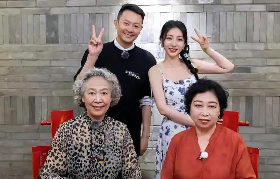 柳岩和印小天，简直是天造地设的一对！前段时间，他们高调秀恩爱，还晒出了互见对方父