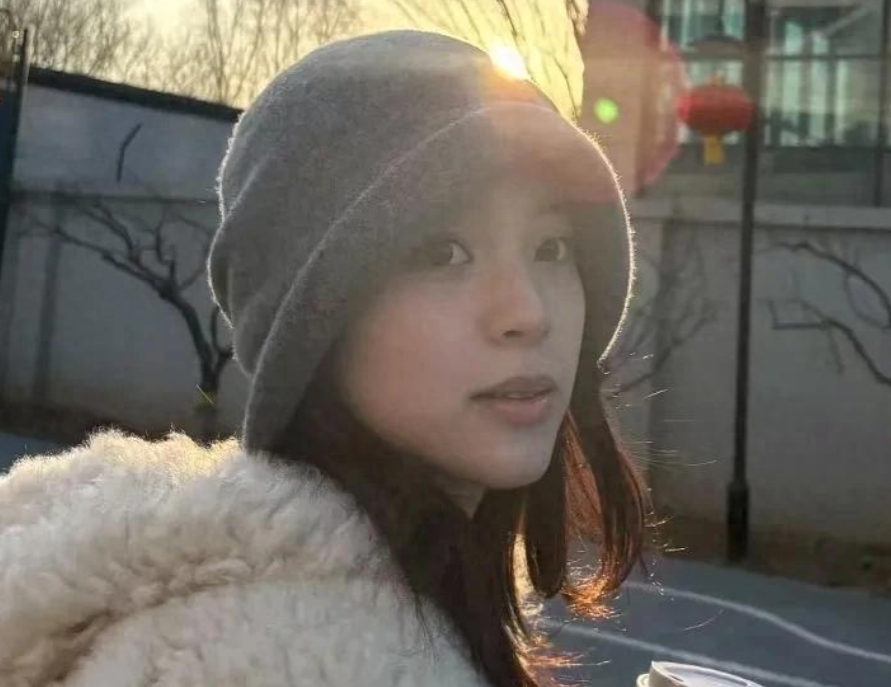 明星整活欢迎老外：曾黎戴中国抹额，沈梦辰介绍好友，杨迪飙英文