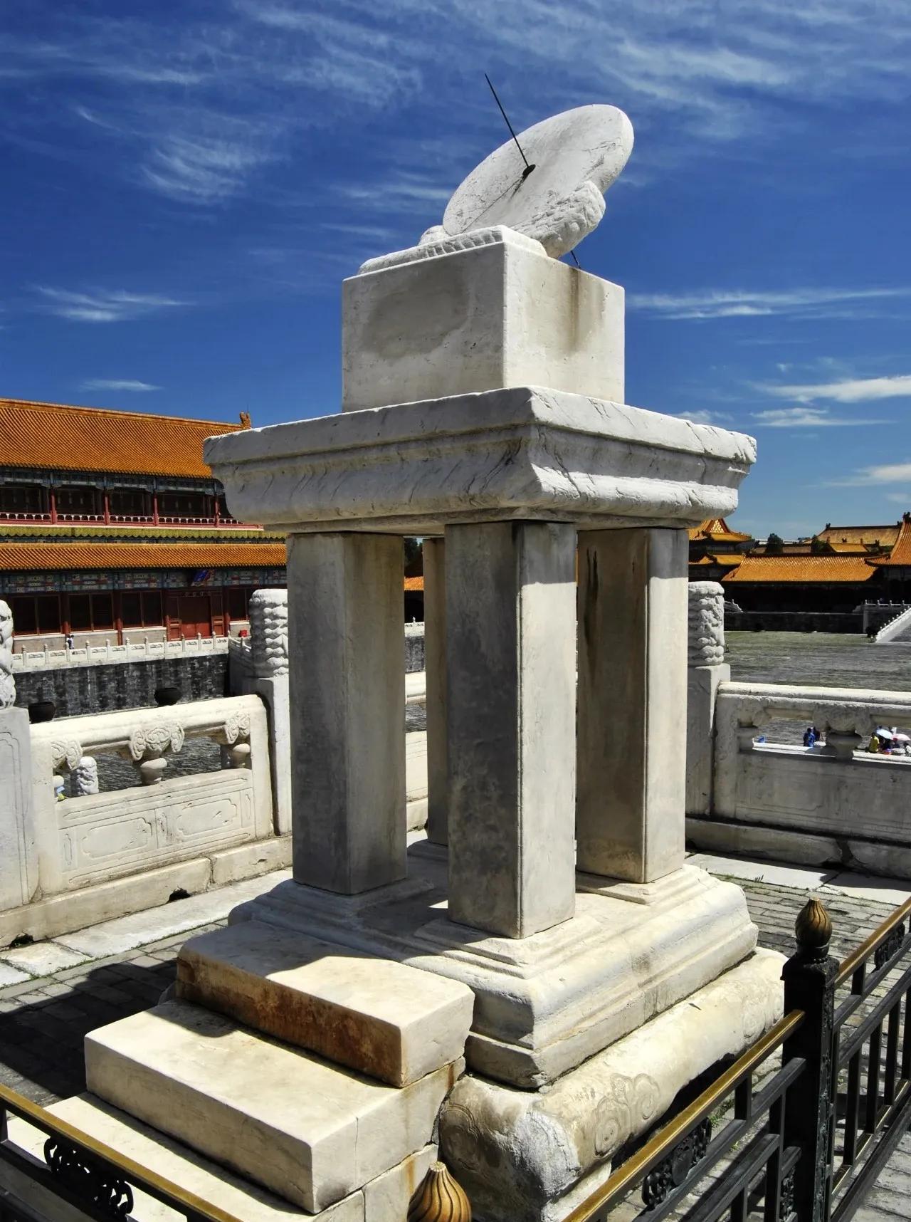 日晷是我国古代的计时器，它根据日影的长短和方向来确定时辰。太和殿前的日晷位于丹陛