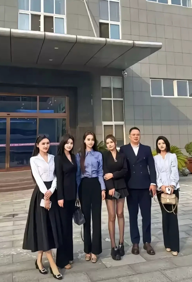 广东深圳，有一名外卖小哥到一家大厦送餐，发现大厦门口有五名女子跟一名男子在合照，