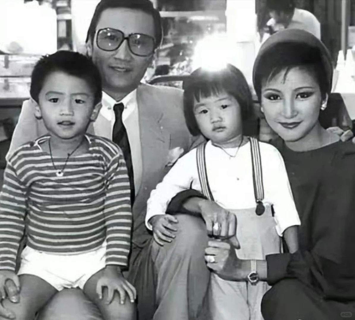 谢霆锋两个儿子，和他长的太像了吧