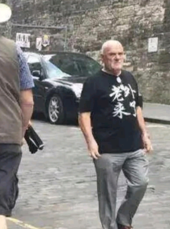 今天的笑点就是这两张图