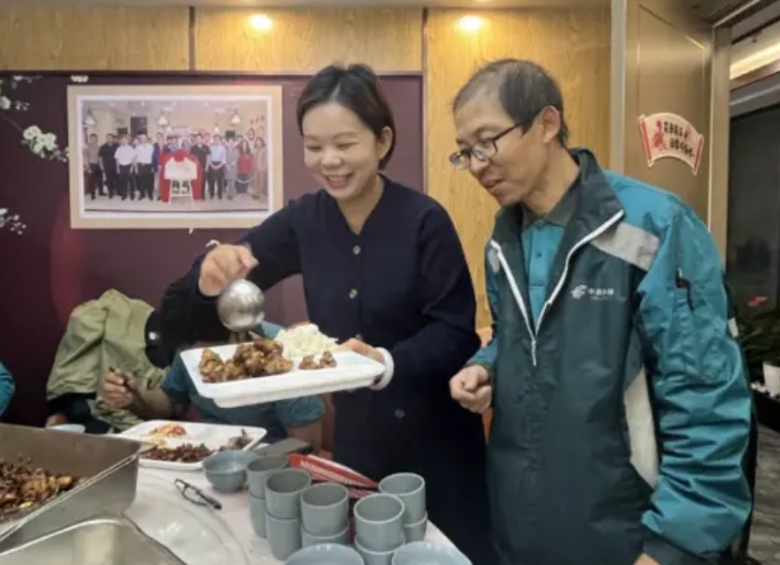 这样的饭店活该发大财！北京，一饭店里有个特殊的规定，只要是午餐时间，无论客流多火