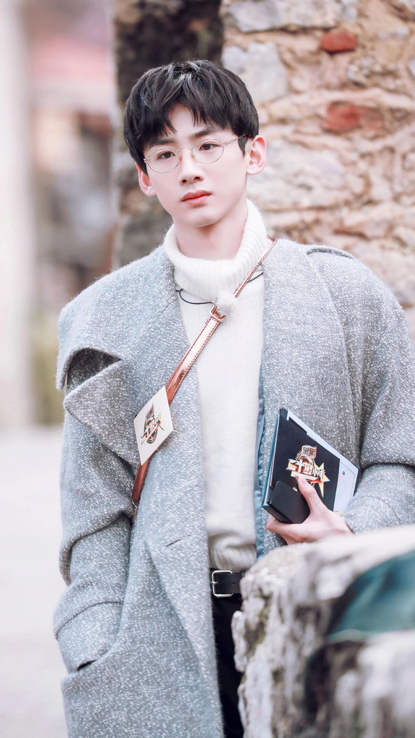 白敬亭独立前行，携手经纪人共创辉煌未来