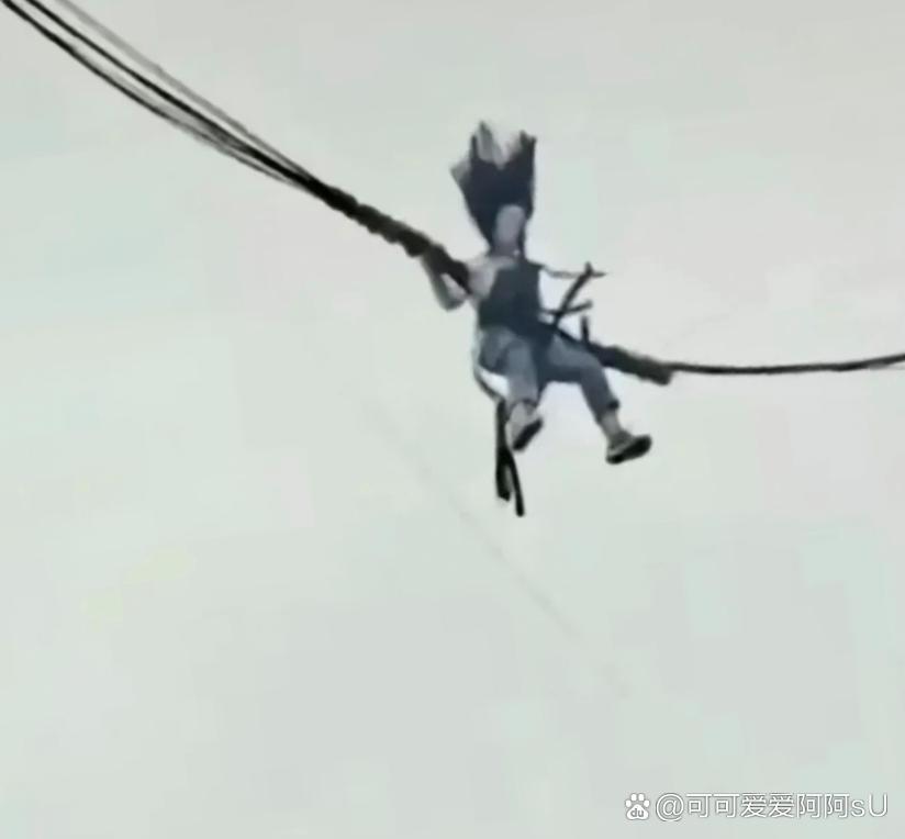 女同事玩蹦极时，让我给她拍几张照片，结果拍成了这样！要不要发给她呢？[what]