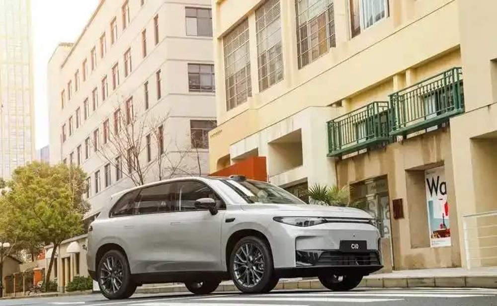 这就是赤裸裸的现实！
 油车30万：
 零跑B10，13-15万级市场的新宠，它