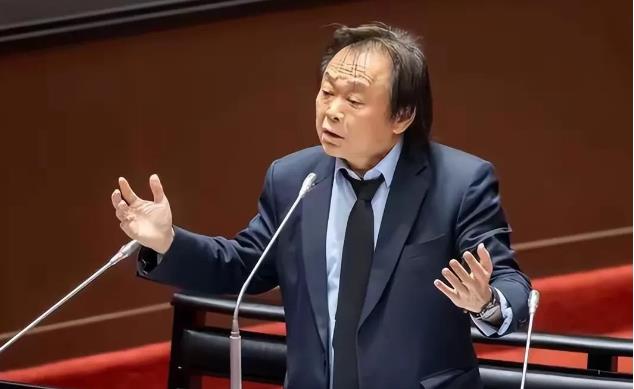 柯文哲遭羁押禁见，网民猛夸王世坚是先知，王世坚则再次要求柯文哲道歉！

京华城容