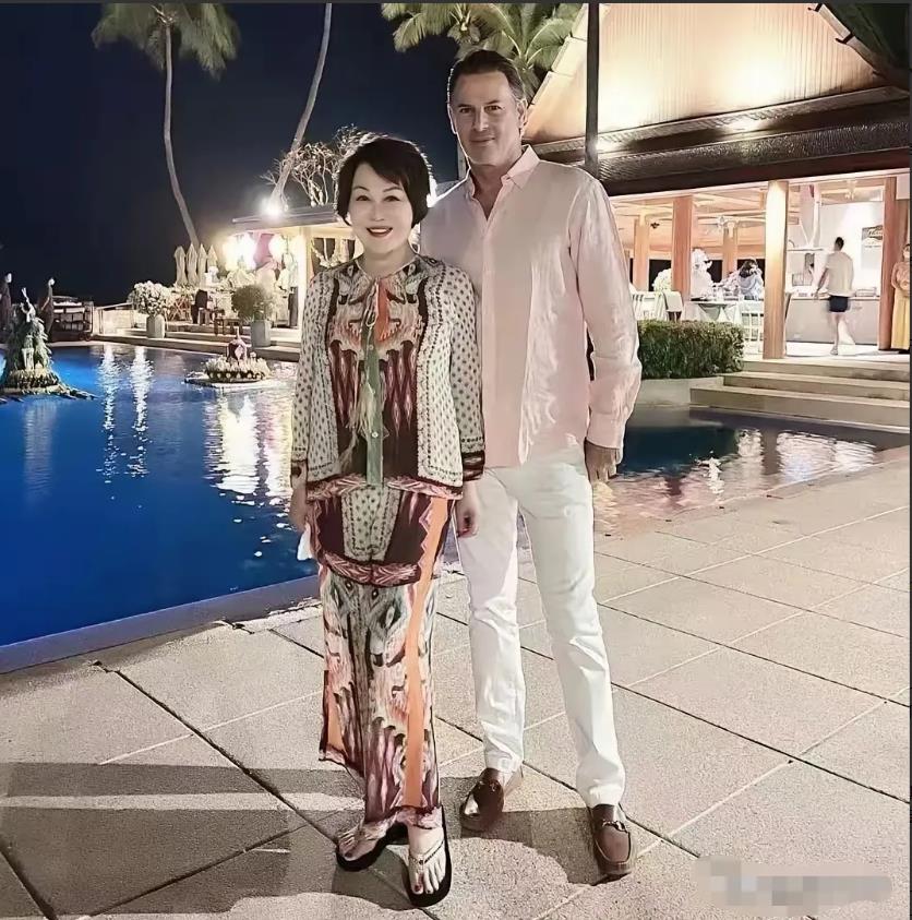 近期网友看到靳羽西和男友在度假，没想到年过七旬的靳羽西比以前更显年轻了，身穿很有