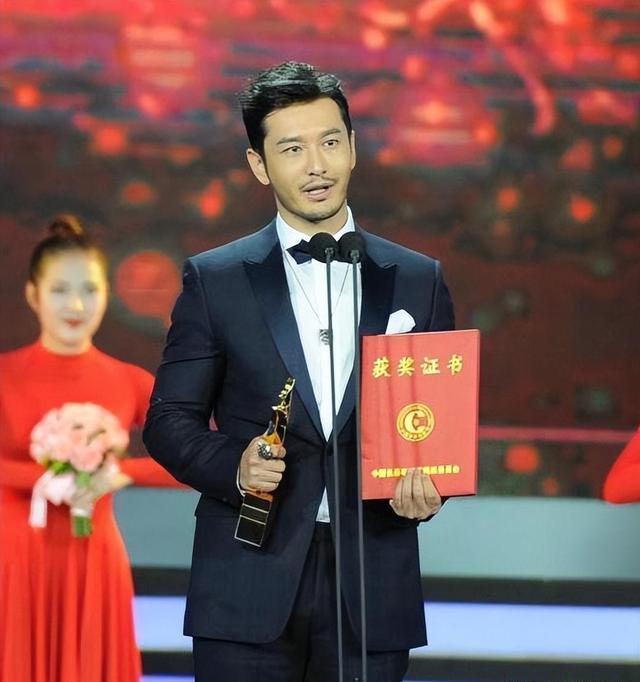 北京这一夜，坐在吴京前面的陈道明，让所有人见识了他的江湖地位（吴京给成龙拜年）-第13张图片-九妖电影