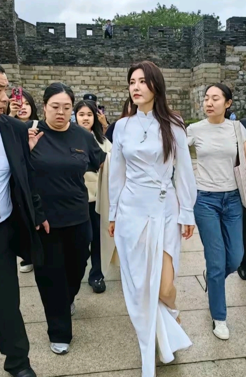 曾黎来苏州了！
本人很高很瘦，
相机都拍不出她的美貌