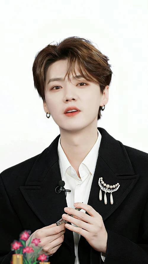 鹿晗人气不减，从容选择，演艺之路更精彩