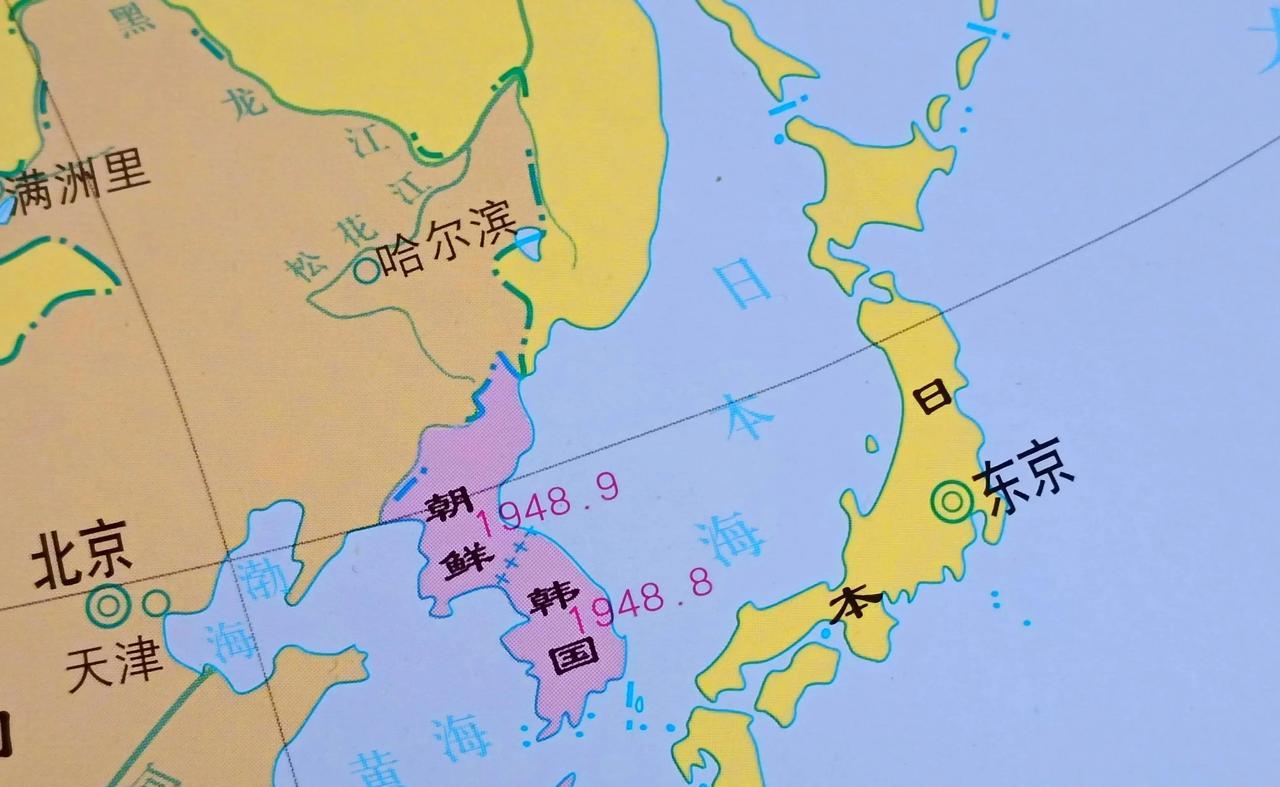 韩国人知道自己的国家小吗？
部分韩国人是知道的。
但是很多韩国人都是以自我为