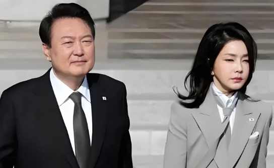 尹锡悦一旦下台金建希就麻烦了，因为金建希不仅简历造假、论文抄袭，还涉嫌收受名牌包