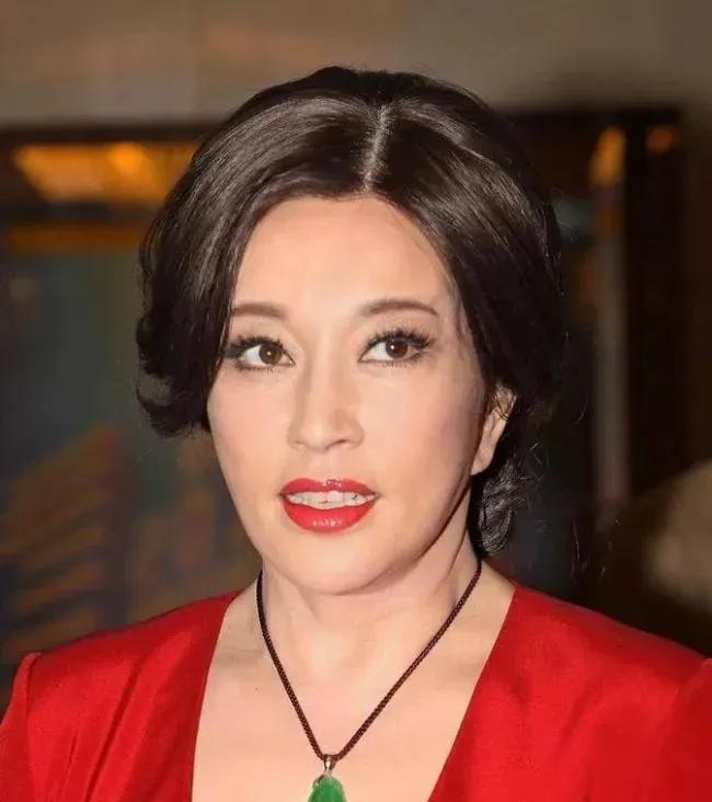 看到刘晓庆在《一路繁花》里的表现，才明白你为什么被称为"庆奶"。
1、首先，庆奶