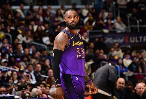 北京时间12月24日，NBA常规赛继续进行，詹姆斯最后时刻绝平三分不中，活塞客场