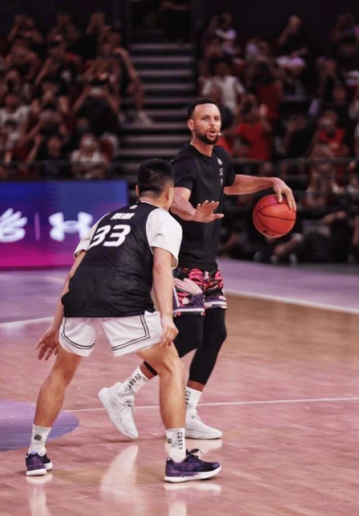 每个球星来都要跟这帮网红打比赛，流程一模一样

不止是库里，不知道从哪一年开始，