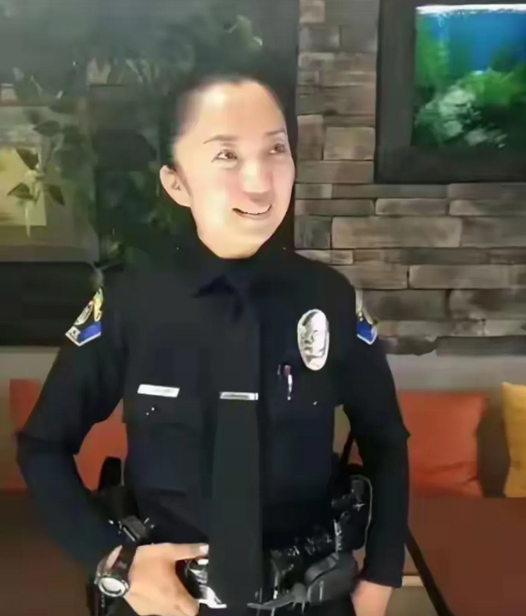 网传一名中国游客去某国旅游，遇见了一名亚裔面孔的女警，凑上去用英语交流得知是华裔