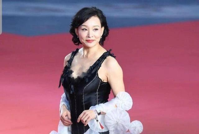 陈冲是一位多才多艺、备受尊敬的艺人