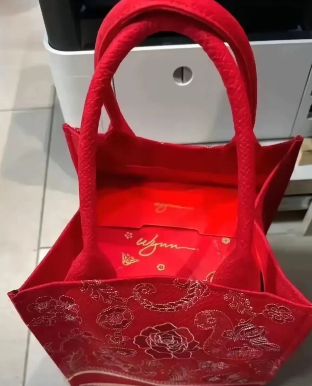 小S顶着压力，将丧事喜办，也算是遵循了大S的心愿了！

无论外界怎么猜测，她目前