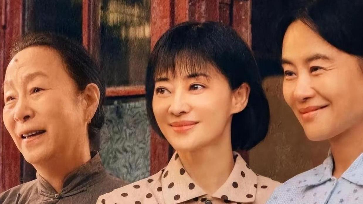 当“强行扮嫩”的风刮到央视年代剧，一脸褶子扎双马尾，真尬！