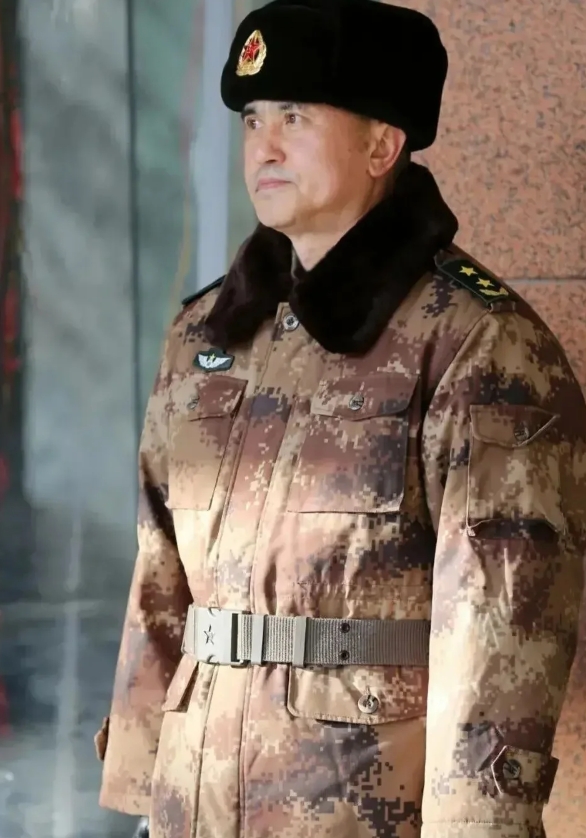 只有在中国的军队才能看见如此震撼一幕（将军替士兵站岗）！

其实这也是我军的光荣