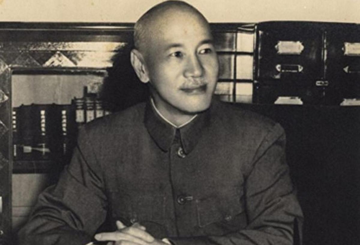 著名抗日英雄谢晋元牺牲后，他的遗孀生活困难重重，最后实在坚持不下去，便想找老蒋求