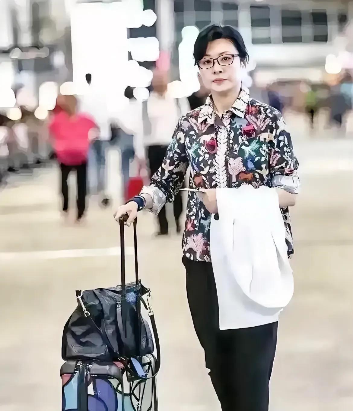 周涛机场又秀了一把。从没见到过的严肃，春节晚会上殷勤的笑容荡然无存。56岁的女人