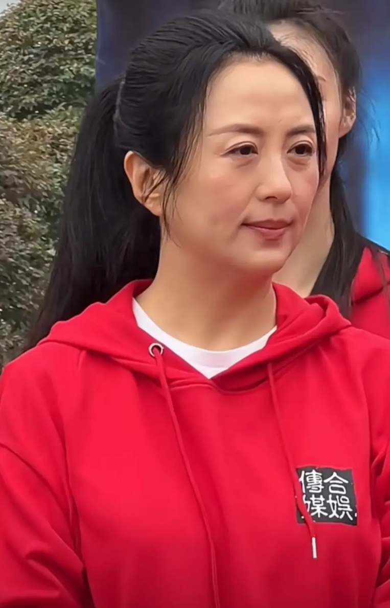 这才是50岁女星的真实容颜。皱纹，眼 袋，法令纹一样不少。果然，再美的人也抵不过