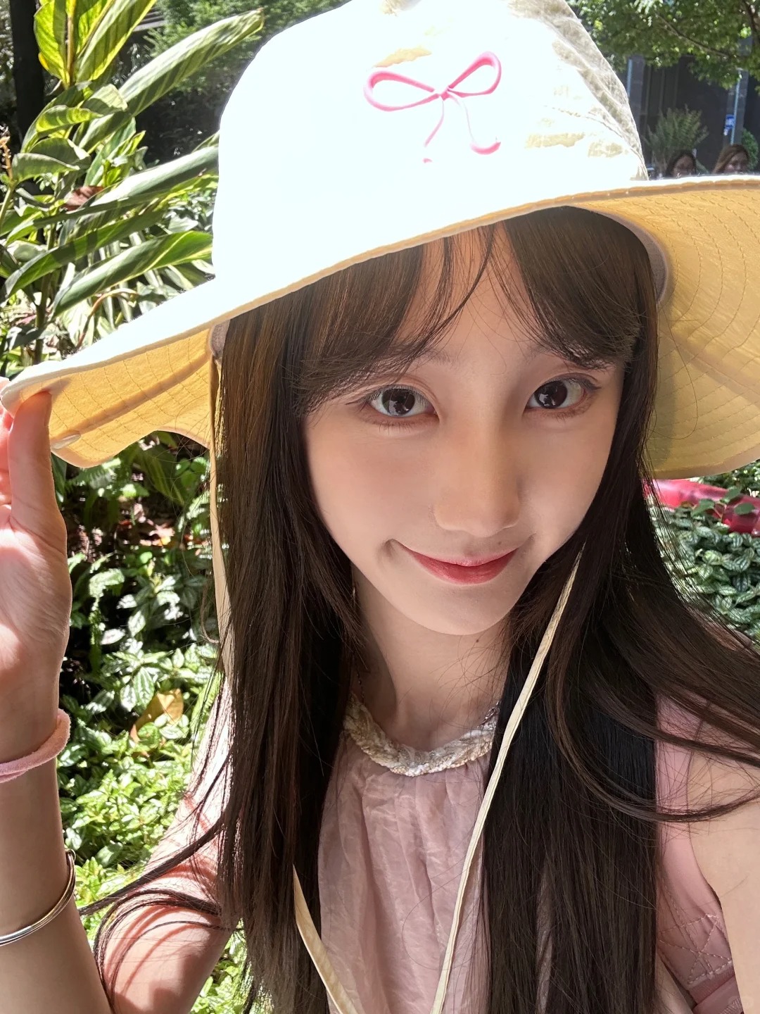 明媚的阳光和我的渔夫帽
#大学生好物分享 #帽子
好喜欢这个颜色，帽檐超大，可以