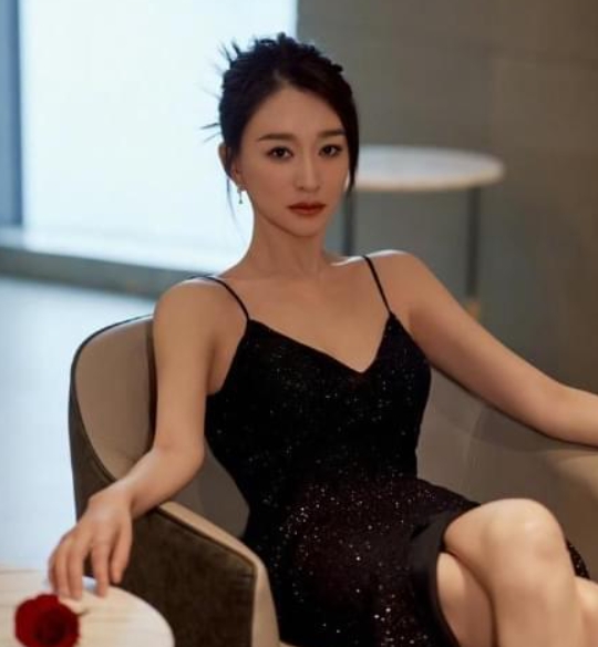 都说48岁李小冉“女神”人设崩了？实则不然！她刚柔并济，气场强大，连向太都忌惮三