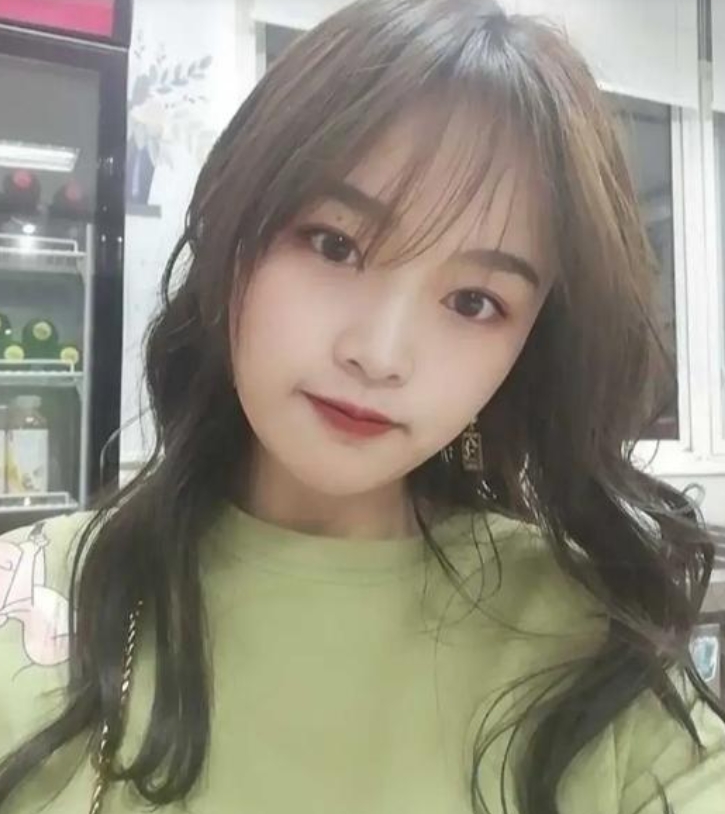 山东一男子，发现妻子与情夫在楼下酒店幽会，当他强行闯入后，看见妻子穿着情趣内衣和