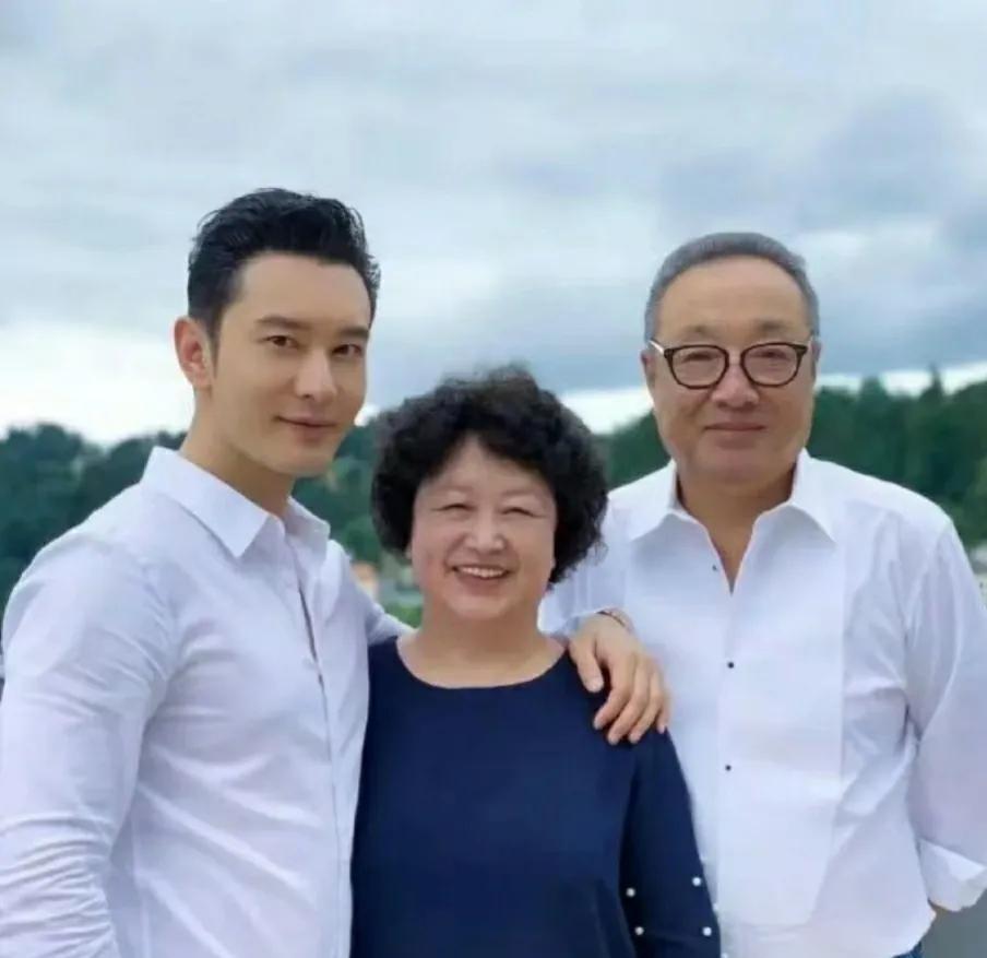 黄晓明原来长的像爸爸，71岁的黄妈看起来面相好和善，一身紫色礼服既耀眼，又显高贵