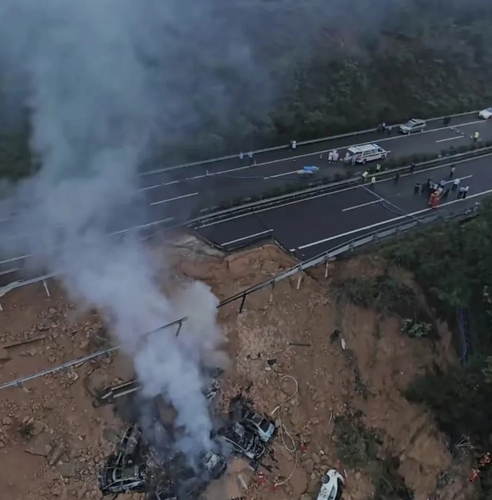 令人揪心！今天凌晨，受到多日强降水影响，梅龙高速路面出现塌方，途经的18部车辆不