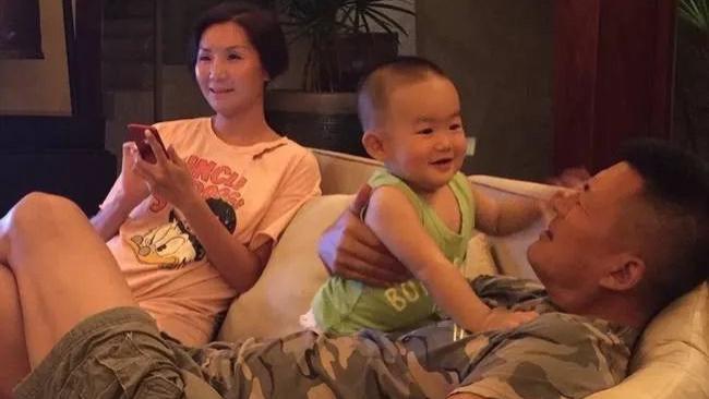 高曙光罕晒全家照！他58岁老来得子精神焕发似小伙，小16岁娇妻却衰老明显像阿姨