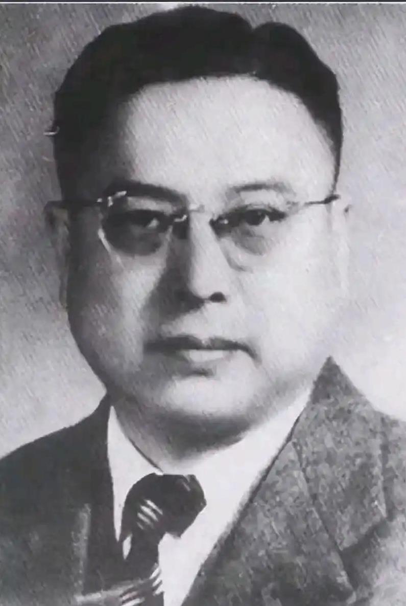 1949年，黄竞武被捕，敌人见他不屈服，就把他活埋。当泥土将他全部埋没时，敌人正