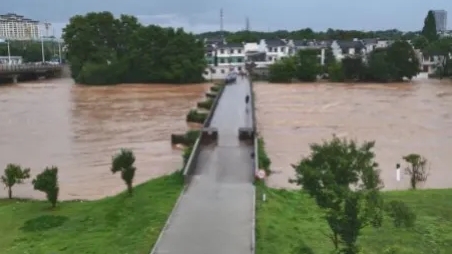 安徽歙县近日遭遇严重洪灾，全县降雨量飙升，多地被淹。据报道，已有2.7万余人受灾