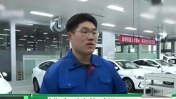 17岁中专生被7家企业抢着要，月薪七八千，一技之长就是金饭碗！